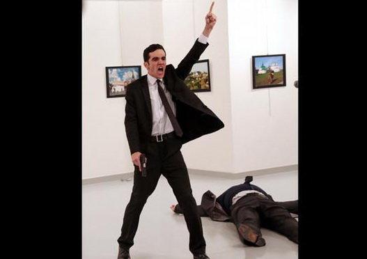 وقتی عکاس از گلوله نمی ترسد! وقتی عکاس از گلوله نمی ترسد!