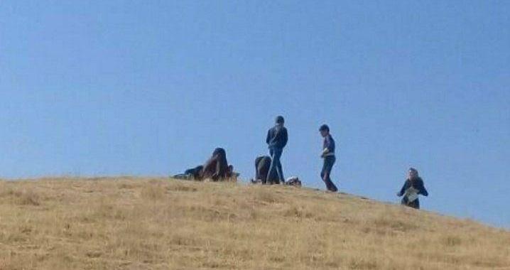 دانش آموزان ماهنشان در استان زنجان برای استفاده از اینترنت بالای کوه می فرایند!