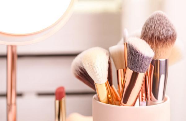 10 وسیله آرایشی که حتما باید در کیف لوازم آرایش خود داشته باشید
