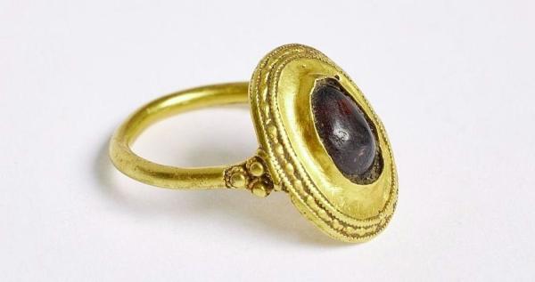 کشف انگشتر طلای 1500 ساله
